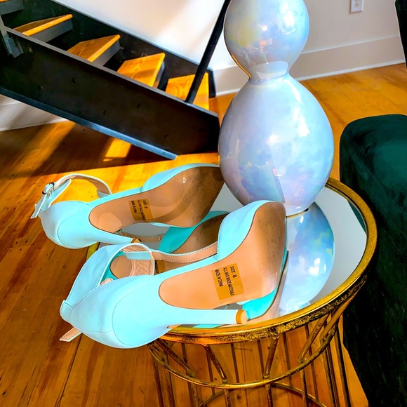 Size 8 Light Blue Pointed Heels - Picture 3 of 3